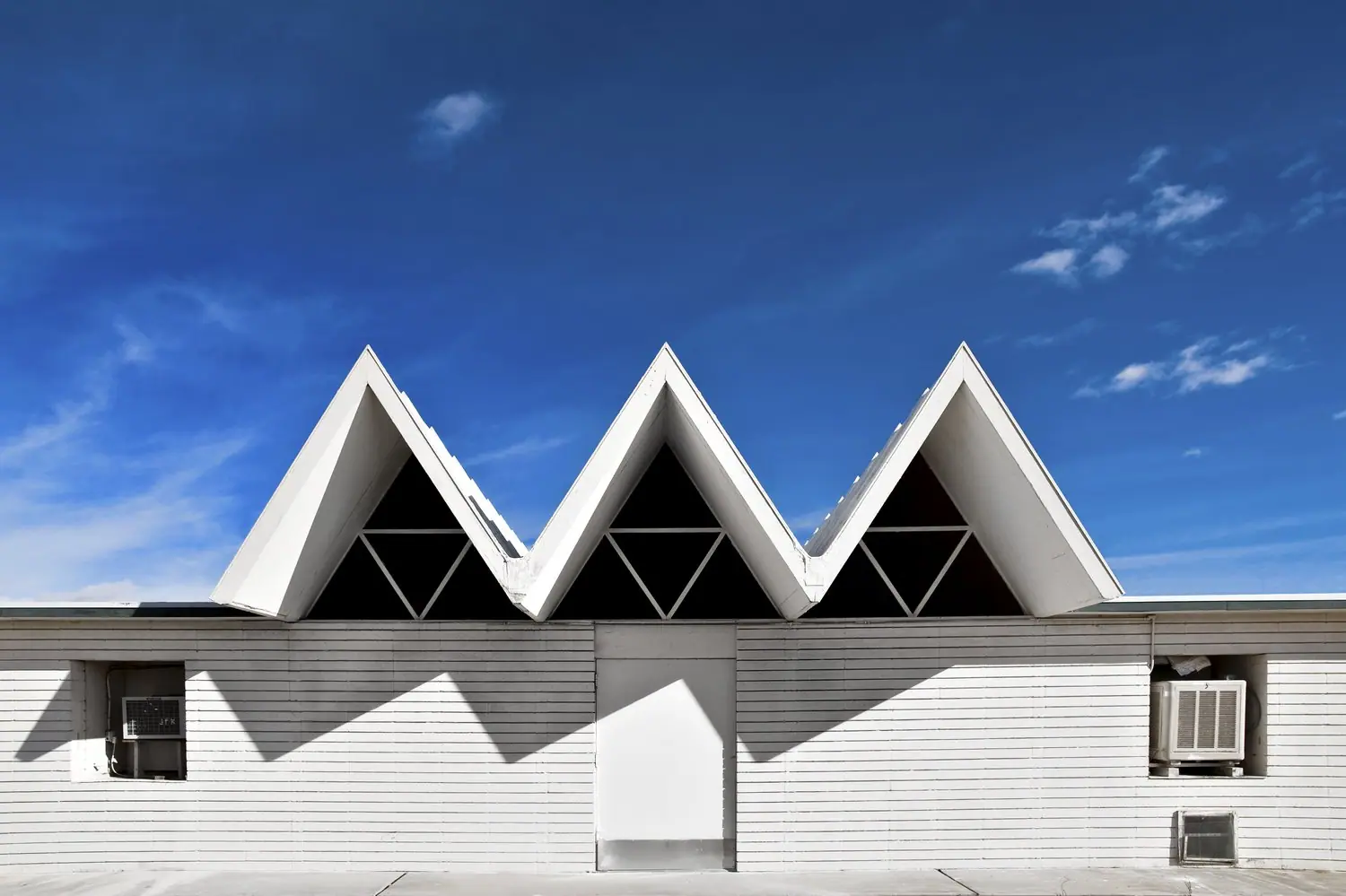 Architektoniczne perły modernizmu: Przewodnik po najciekawszych budynkach