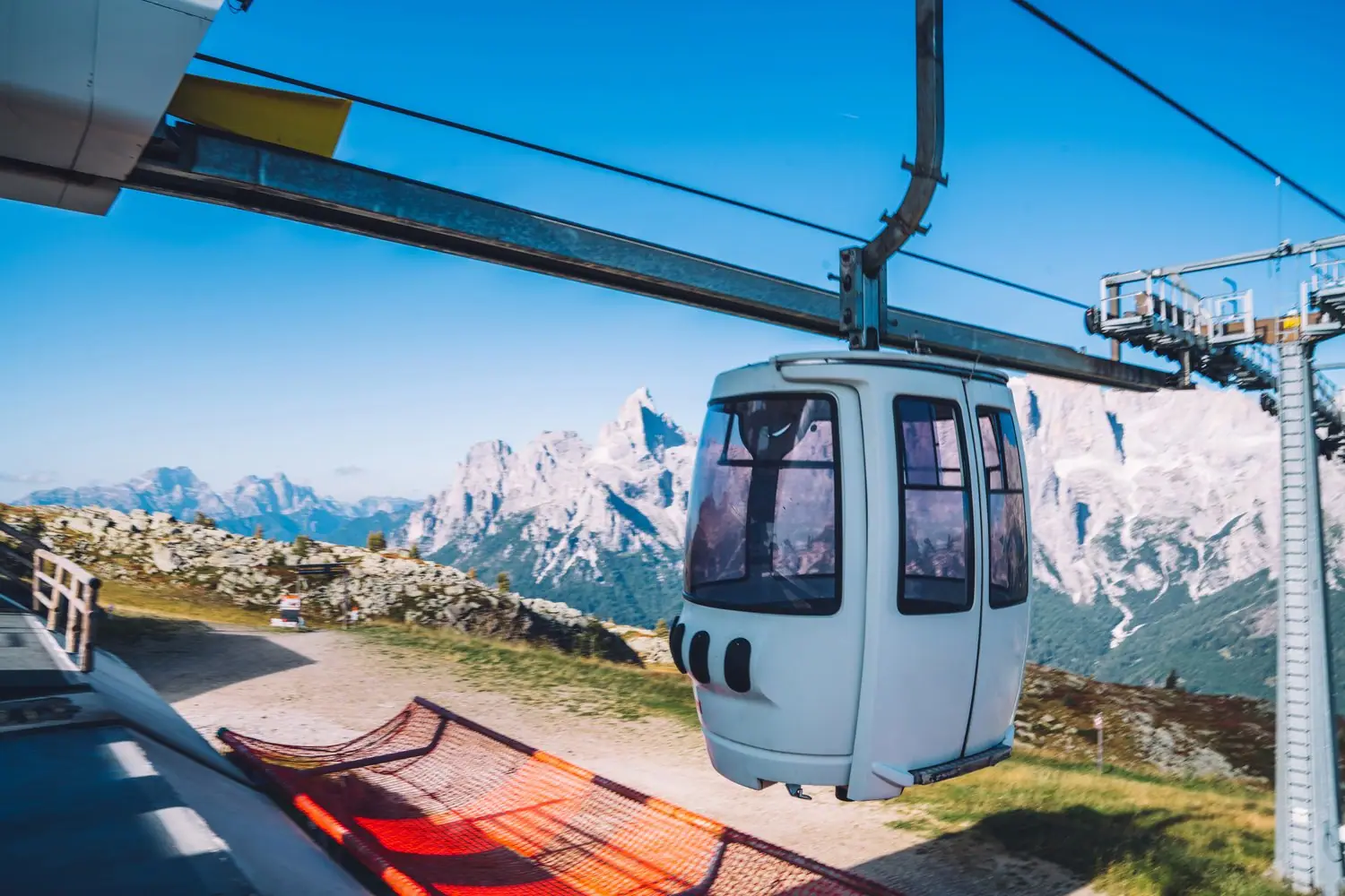 Kolejki linowe w Dolomitach: Widokowe przejazdy nad szczytami