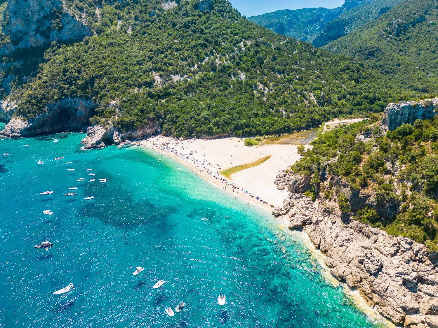 Nieodkryte plaże Grecji: Alternatywa dla popularnych kurortów